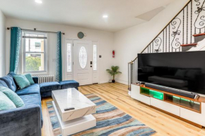 6 Mi to Eagles Games Stylish Philly Townhome!
